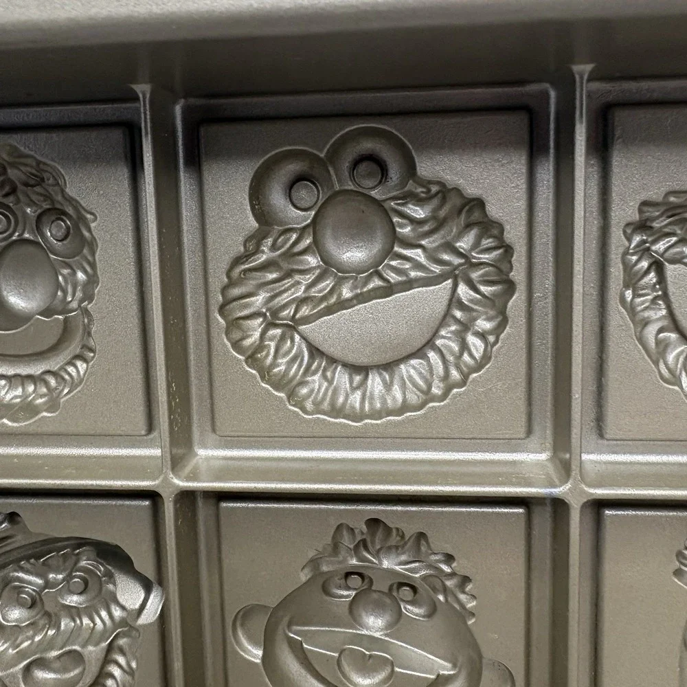 Nordic Ware Sesame Street Cake Pan Williams-Sonoma 9 CUPS Elmo Cookie Monster